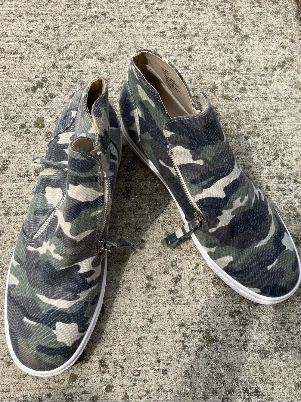 Steve Madden Women’s Green Camo Slip-On Zip-Up Sneakers Sz 11
